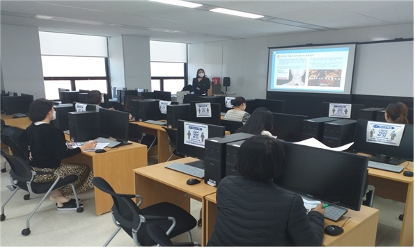 [사진자료] 한국재정정보원, 지역사무소에서 보조사업자를 대상으로 e나라도움 개인정보보호 교육 시행 기념촬영